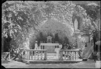 1 vue  - 10. [Basse-Terre : grotte de Notre-Dame de Lourdes]. - Toulouse : édition Labouche frères, [entre 1920 et 1950]. - Photographie (ouvre la visionneuse)