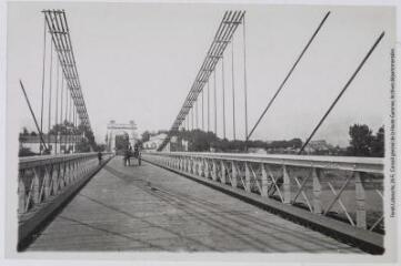 2 vues  - [Le Boulou : sur le pont suspendu]. - Toulouse : maison Labouche frères, [entre 1900 et 1920]. - Photographie (ouvre la visionneuse)