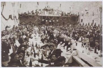 2 vues - Banyuls : banquet du Syndicat du vin de Banyuls / [photographie Jude]. - Toulouse : maison Labouche frères, [entre 1900 et 1910]. - Photographie (ouvre la visionneuse)
