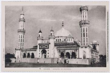 3 vues  - 4. Dakar : mosquée de Diourbel. - Dakar : A. Albaret, [entre 1930 et 1940]. - Carte postale (ouvre la visionneuse)