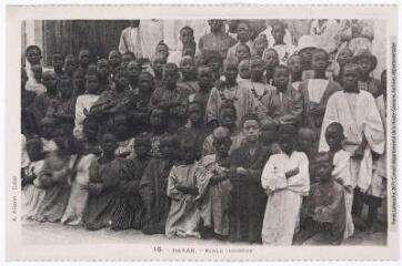 3 vues - 16. Dakar : école indigène. - Dakar : A. Albaret, [entre 1930 et 1940]. - Carte postale (ouvre la visionneuse)