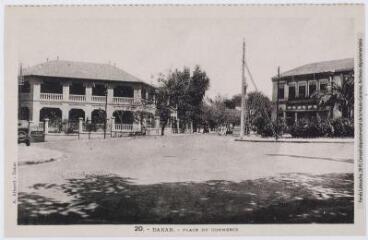 3 vues - 20. Dakar : place du Commerce. - Dakar : A. Albaret, [entre 1930 et 1940]. - Carte postale (ouvre la visionneuse)