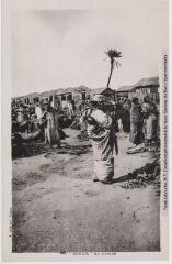 4 vues - 86. Dakar : au marché. - Dakar : A. Albaret, [entre 1930 et 1940]. - Carte postale (ouvre la visionneuse)
