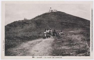 4 vues - 93. Dakar : le phare des Mamelles. - Dakar : A. Albaret, [entre 1930 et 1940]. - Carte postale (ouvre la visionneuse)