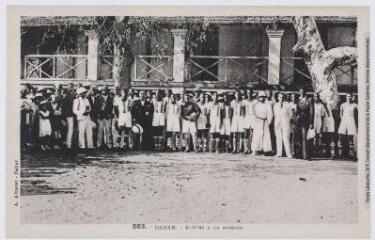 3 vues - 563. Dakar : élèves à la Mission. - Dakar : A. Albaret, [entre 1930 et 1940]. - Carte postale (ouvre la visionneuse)