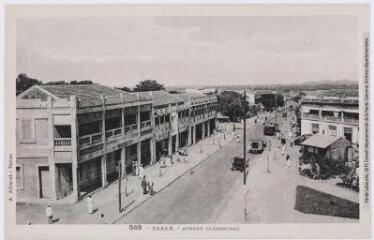 3 vues - 569. Dakar : avenue Clémenceau. - Dakar : A. Albaret, [entre 1930 et 1940]. - Carte postale (ouvre la visionneuse)