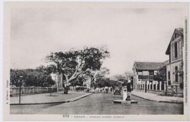 3 vues - 572. Dakar : avenue Albert Sarraut. - Dakar : A. Albaret, [entre 1930 et 1940]. - Carte postale (ouvre la visionneuse)