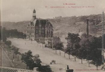 1 vue L'Aveyron. 71. Decazeville : la promenade et la mairie. - Toulouse : phototypie Labouche frères, marque LF au verso, [entre 1918 et 1937]. - Carte postale