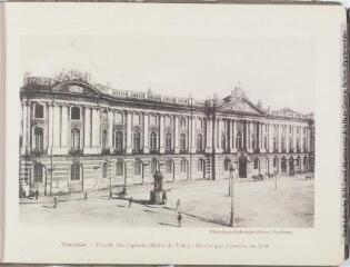 1 vue Toulouse : façade du Capitole (Hôtel de Ville) : élevée par Cammas, en 1730. - Toulouse : phototypie Labouche frères, [entre 1910 et 1937]. - Carte postale