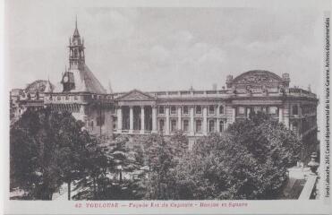 1 vue 42. Toulouse : façade Est du Capitole : donjon et square. - Toulouse : phototypie Labouche frères, [entre 1930 et 1937]. - Carte postale
