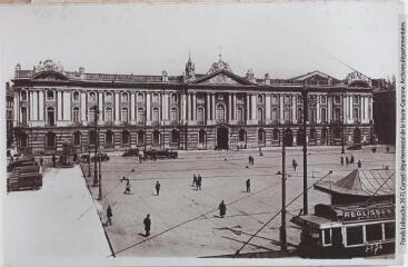 1 vue - 2. Toulouse : façade du Capitole. - Toulouse : édition Labouche frères, marque Elfe, [entre 1950 et 1960]. - Carte postale (ouvre la visionneuse)