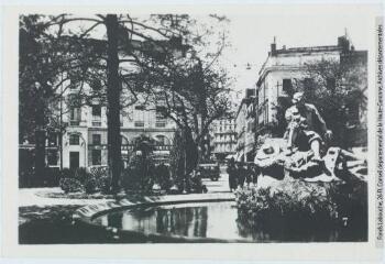 1 vue 7. Square Roosevelt et statut Goudouli [i.e. statue]. - Toulouse : édition Pyrénées-Océan, Labouche frères, [entre 1937 et 1960]. - Photographie