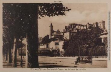 1 vue Le Gers. 219. Auch : boulevard Carnot et le haut de la ville. - Toulouse : édition Pyrénées-Océan, Labouche frères, [entre 1937 et 1950]. - Carte postale