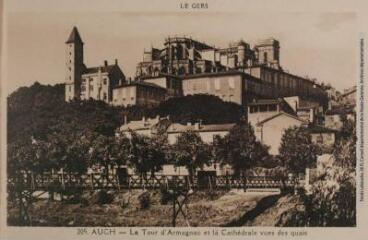 1 vue Le Gers. 205. Auch : la tour d'Armagnac et la cathédrale vue des quais. - Toulouse : édition Pyrénées-Océan, Labouche frères, [entre 1937 et 1950]. - Carte postale