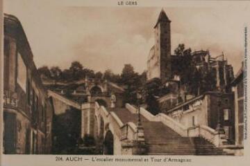 1 vue Le Gers. 204. Auch : l'escalier monumental et tour d'Armagnac. - Toulouse : éditions Pyrénées-Océan, Labouche frères, [entre 1937 et 1950]. - Carte postale