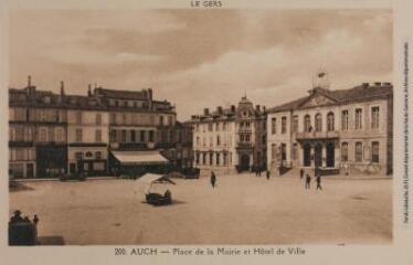 1 vue Le Gers. 200. Auch : place de la Mairie et Hôtel de Ville. - Toulouse : édition Pyrénées-Océan, Labouche frères, [entre 1937 et 1950]. - Carte postale