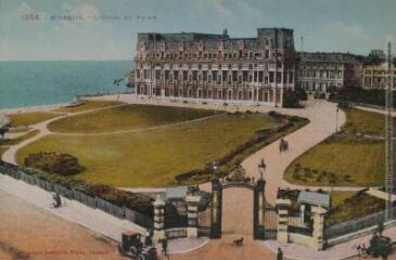 1 vue - 1258. Biarritz : l\'hôtel du Palais. - Toulouse : phototypie Labouche frères, marque LF au verso, [entre 1918 et 1937]. - Carte postale (ouvre la visionneuse)