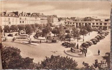 1 vue - Pau (Basses-Pyrénées). 5. Place Georges-Clémenceau. - Toulouse : héliogravure Labouche frères, Pyrénées-Océan, marque Elfe, [entre 1937 et 1950]. - Carte postale (ouvre la visionneuse)