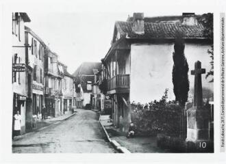 1 vue - 10. Salies-de-Béarn : la rue des Cultivateurs / [photographie Delpeyrat]. - Toulouse : éditions Labouche frères, [entre 1937 et 1950]. - Photographie (ouvre la visionneuse)