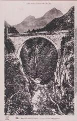 1 vue - Les Hautes-Pyrénées. 32. Saint-Sauveur : le pont Napoléon. - Toulouse : phototypie Labouche frères, marque LF, [entre 1930 et 1937]. - Carte postale (ouvre la visionneuse)