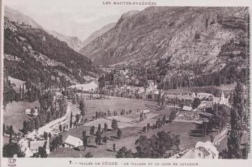1 vue - Les Hautes-Pyrénées. 7. Vallée de Gèdre : le village et le gave de Gavarnie. - Toulouse : phototypie Labouche frères, marque LF, [entre 1930 et 1937]. - Carte postale (ouvre la visionneuse)