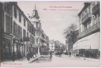 1 vue - Les Hautes-Pyrénées. 369. Tarbes : rue des Grands-Fossés. - Toulouse : phototypie Labouche frères, marque LF au verso, [entre 1911 et 1925]. - Carte postale (ouvre la visionneuse)