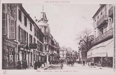 1 vue - Les Hautes-Pyrénées. 369. Tarbes : rue du Maréchal-Foch. - Toulouse : phototypie Labouche frères, marque LF, [entre 1930 et 1937]. - Carte postale (ouvre la visionneuse)