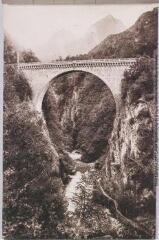 1 vue - 32. Saint-Sauveur : le pont Napoléon. - Toulouse : édition Labouche frères, marque LF au verso, [entre 1930 et 1937]. - Carte postale (ouvre la visionneuse)