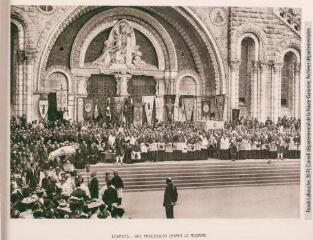 1 vue - Lourdes : une procession devant le Rosaire. - Toulouse : héliogravure Labouche frères, [entre 1910 et 1937]. - Carte postale (ouvre la visionneuse)
