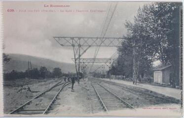 1 vue - Le Roussillon. 639. Ille-sur-Têt (Pyr.-Or.) : la gare, traction électrique. - Toulouse : phototypie Labouche frères, marque LF au recto, [entre 1911 et 1925]. - Carte postale (ouvre la visionneuse)