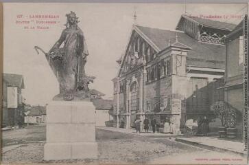 2 vues - Les Pyrénées (4e série). 127. Lannemezan : statue \'Druidesse\' et la halle. - Toulouse : phototypie Labouche frères, marque LF au verso, [entre 1911 et 1937]. - Carte postale (ouvre la visionneuse)