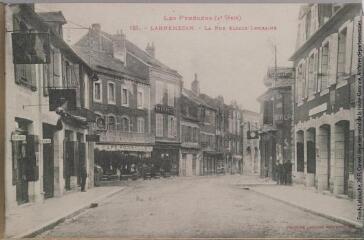 1 vue - Les Pyrénées (4e série). 138. Lannemezan : la rue Alsace-Lorraine. - Toulouse : phototypie Labouche frères, marque LF au verso, [entre 1911 et 1937]. - Carte postale (ouvre la visionneuse)