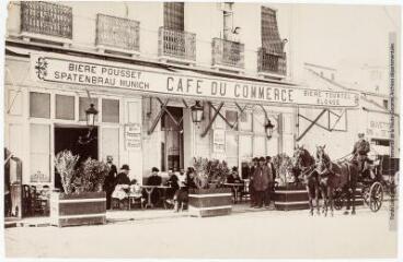 2 vues  - Grand café du Commerce. Montagnac, propr. / photographie Henri Jansou (1874-1966). - Toulouse : maison Labouche frères, [entre 1900 et 1920]. - Photographie (ouvre la visionneuse)