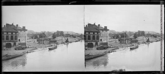 1 vue - [Toulouse : la Garonne au port Garaud]. - [entre 1930 et 1950]. - Photographie (ouvre la visionneuse)