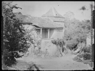 1 vue  - [Maison rurale avec galerie et tour]. - [entre 1900 et 1950]. - Photographie (ouvre la visionneuse)