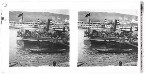 1 vue - [Transport fluvial : bateau de croisière, bateau de convoi militaire]. - [entre 1900 et 1920]. - Photographie (ouvre la visionneuse)