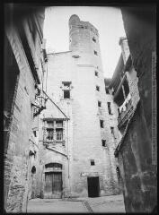 3 vues - [Toulouse : rue Malcousinat : tour de Huc Boysson]. - [entre 1900 et 1930]. - Photographie (ouvre la visionneuse)