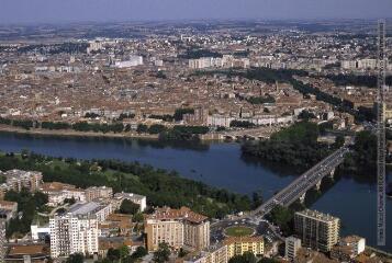 3 vues - Toulouse : quartier du Capitole : vue sur l\'ensemble conventuel des Jacobins. - septembre 1984. - Photographie (ouvre la visionneuse)