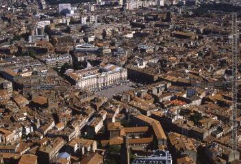 3 vues - Toulouse : quartier du Capitole : vue de la place du Capitole. - septembre 1984. - Photographie (ouvre la visionneuse)