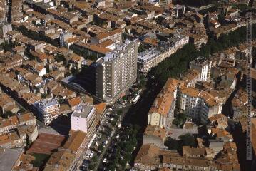 4 vues - Toulouse : quartier du Capitole : vue de la basilique Saint-Sernin. - septembre 1984. - Photographie (ouvre la visionneuse)
