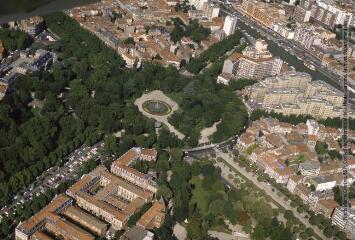 9 vues - Toulouse : quartier du Capitole : vue du square Boulingrin et du Jardin Royal. - septembre 1984. - Photographie (ouvre la visionneuse)