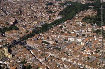 2 vues  - Toulouse : quartier de Saint-Michel : vue du pont Saint-Michel. - septembre 1984. - Photographie (ouvre la visionneuse)