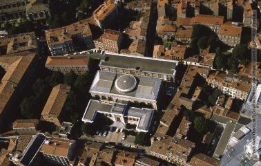 1 vue - Toulouse : quartier du Capitole : vue de la bibliothèque d\'étude et du patrimoine. - septembre 1984. - Photographie (ouvre la visionneuse)