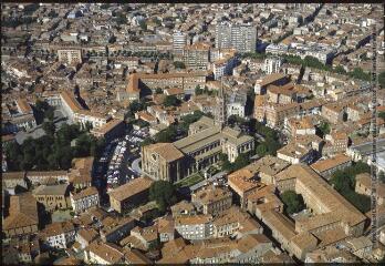 2 vues - Toulouse : quartier du Capitole : vue de la basilique Saint-Sernin. - septembre 1984. - Photographie (ouvre la visionneuse)