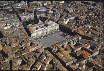 2 vues - Toulouse : quartier du Capitole : vue de la place du Capitole. - septembre 1984. - Photographie (ouvre la visionneuse)