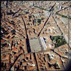 2 vues - Toulouse : quartier du Capitole : vue de la place du Capitole. - septembre 1984. - Photographie (ouvre la visionneuse)