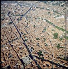 5 vues - Toulouse : quartier Saint-Etienne : vue de la cathédrale Saint-Etienne. - septembre 1984. - Photographie (ouvre la visionneuse)