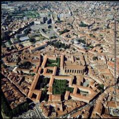 1 vue - Toulouse : quartier du Capitole : vue de l\'ensemble conventuel des Jacobins. - septembre 1984. - Photographie (ouvre la visionneuse)