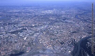 28 vues - Toulouse : vues aériennes. - 1989. - Photographie (ouvre la visionneuse)