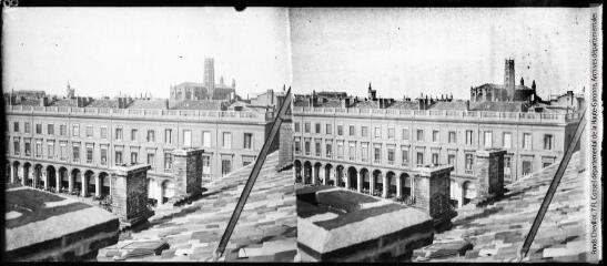 1 vue - Place du Capitole, avec l\'église des Jacobins et la tour de Brucelles (ouvre la visionneuse)